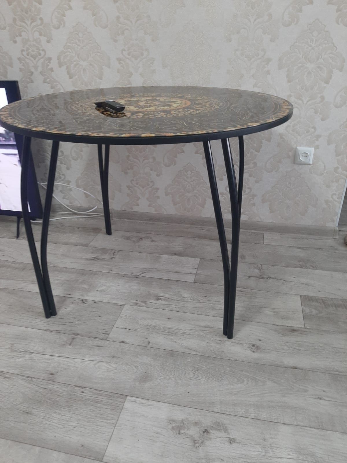 Продам стол из Закалённого стекла