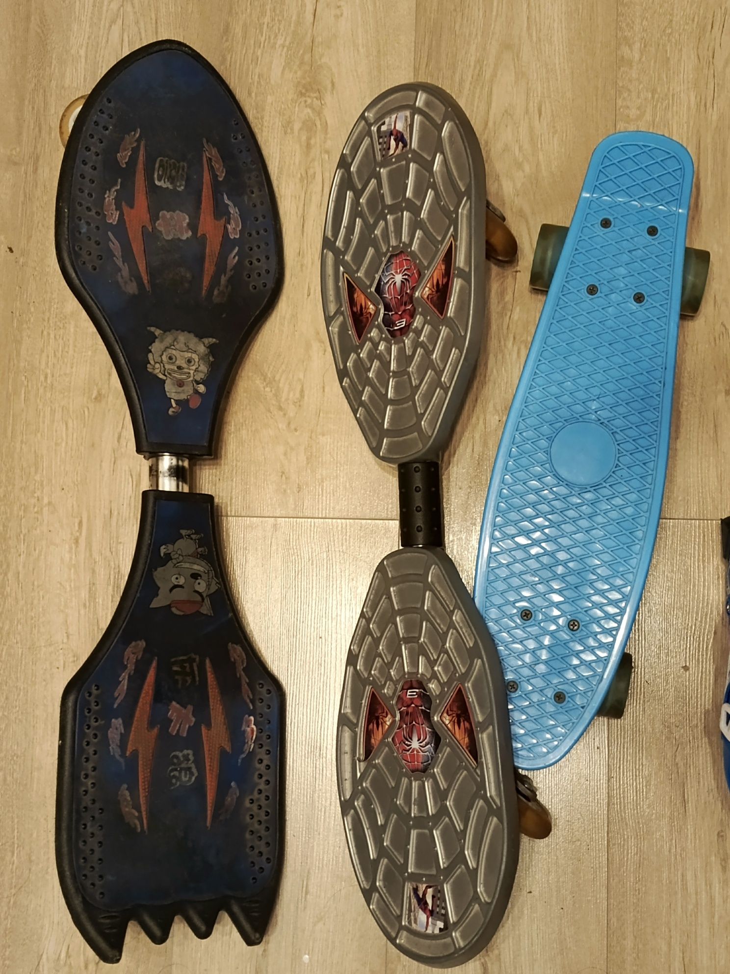 Игрушки скейтборд и ролики продам за 15000 тенге.