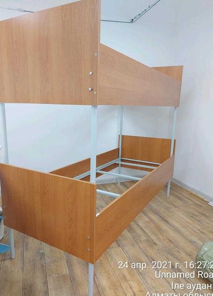 Кровать металлическая комбинированная из ЛДСП