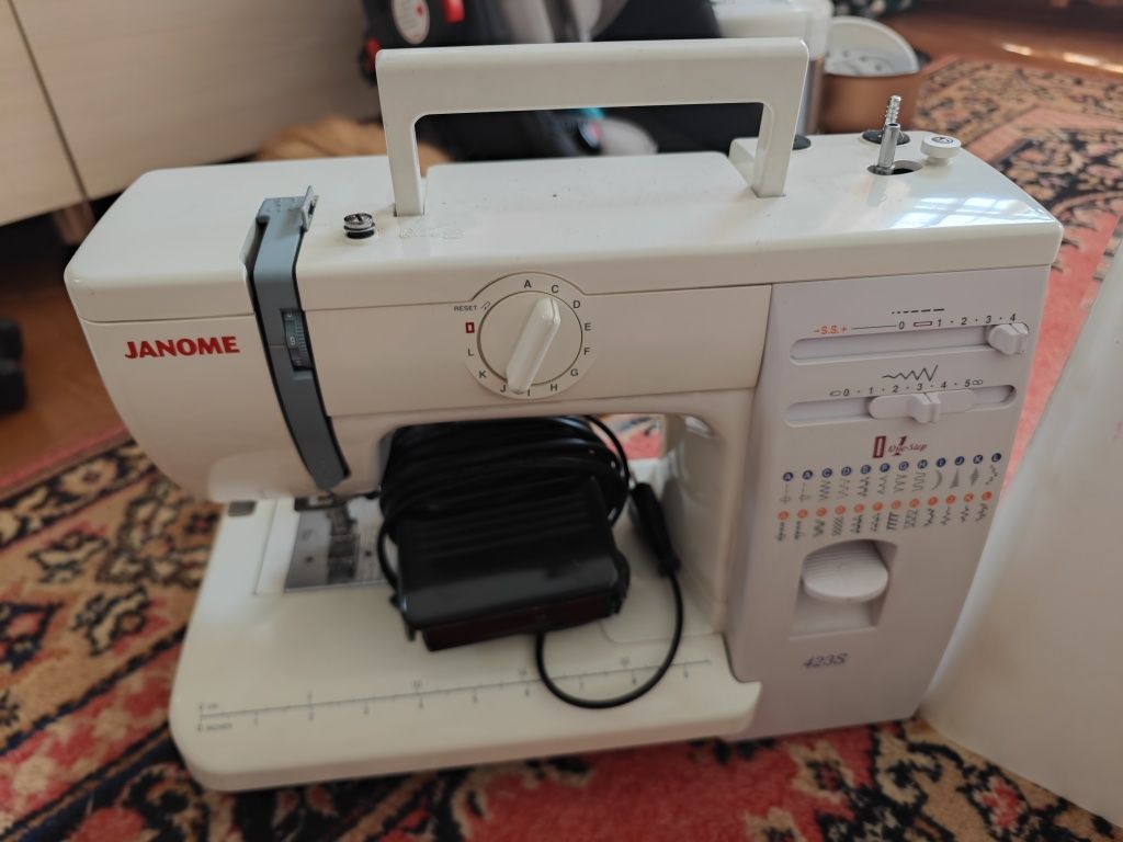 Продам швейную машинку Janome 423S