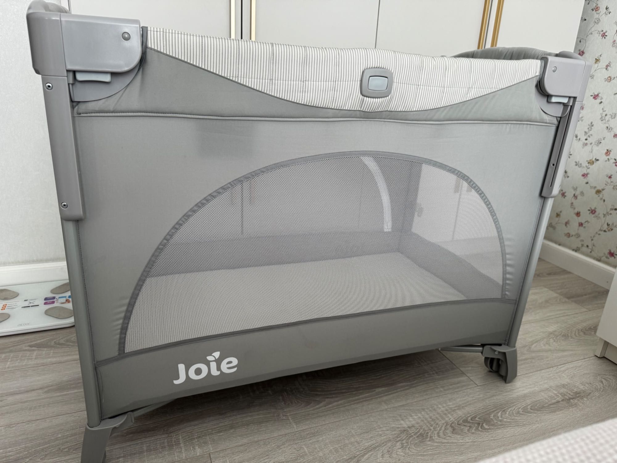 Продам детскую кроватку-манеж Joie