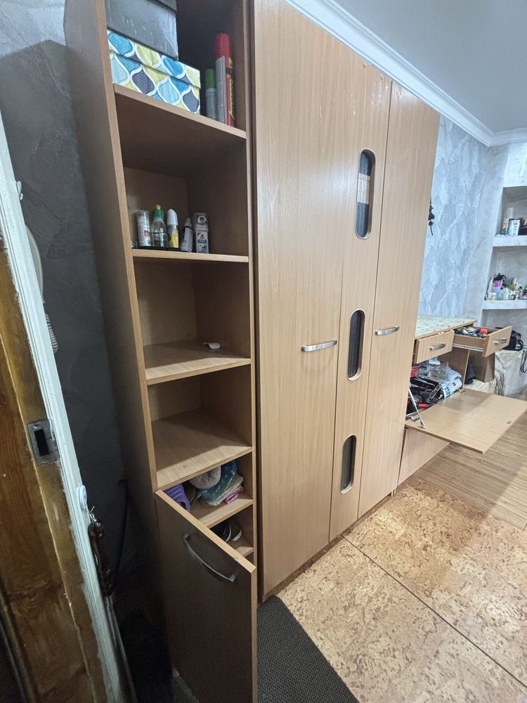 Продается прихожий шкаф с комодом и зеркалом