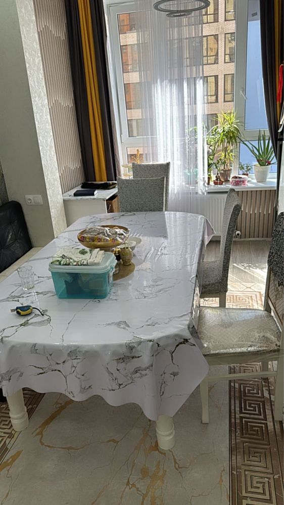 Стол стуля 2000/1200 4 стуля и диван