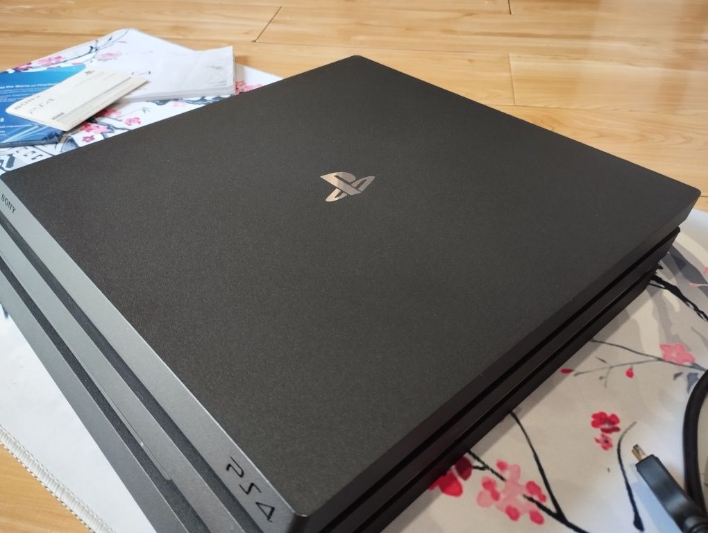 Продам PlayStation 4 Pro 1TB с 2 джойстиками и подпиской +600 игр