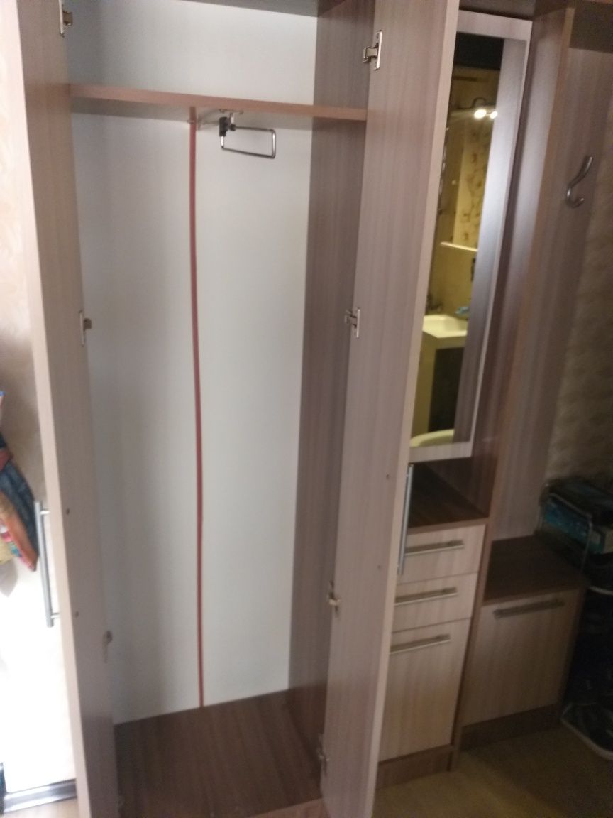 ПРОДАМ качественный шкаф в прихожую,