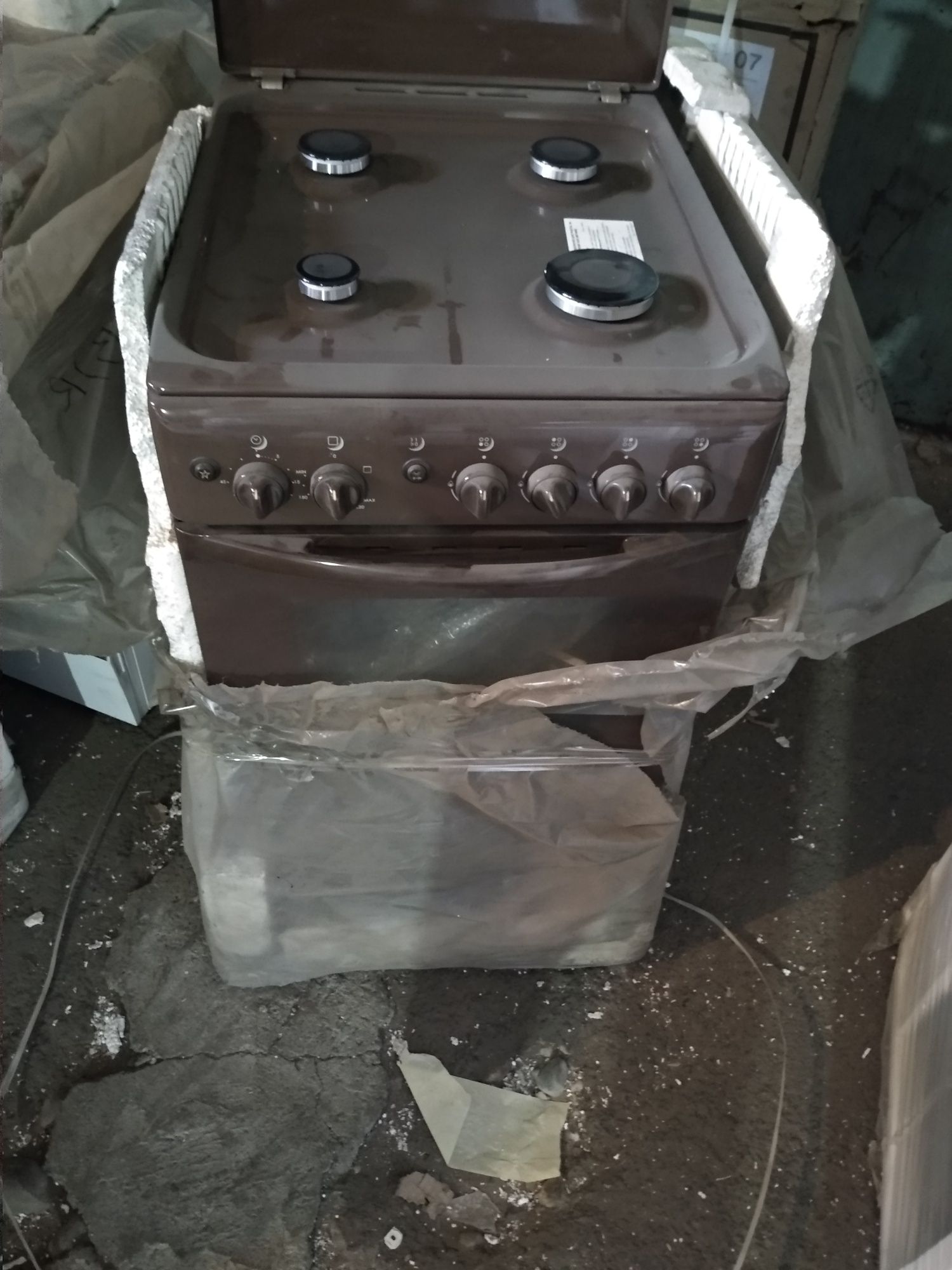 Продам газовую плиту Ariston новая