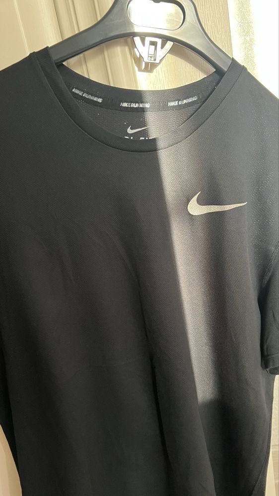 Черная футболка Nike