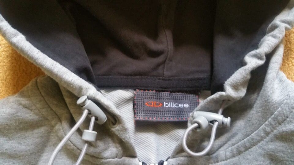 Продам спортивный костюм на мальчика billcee