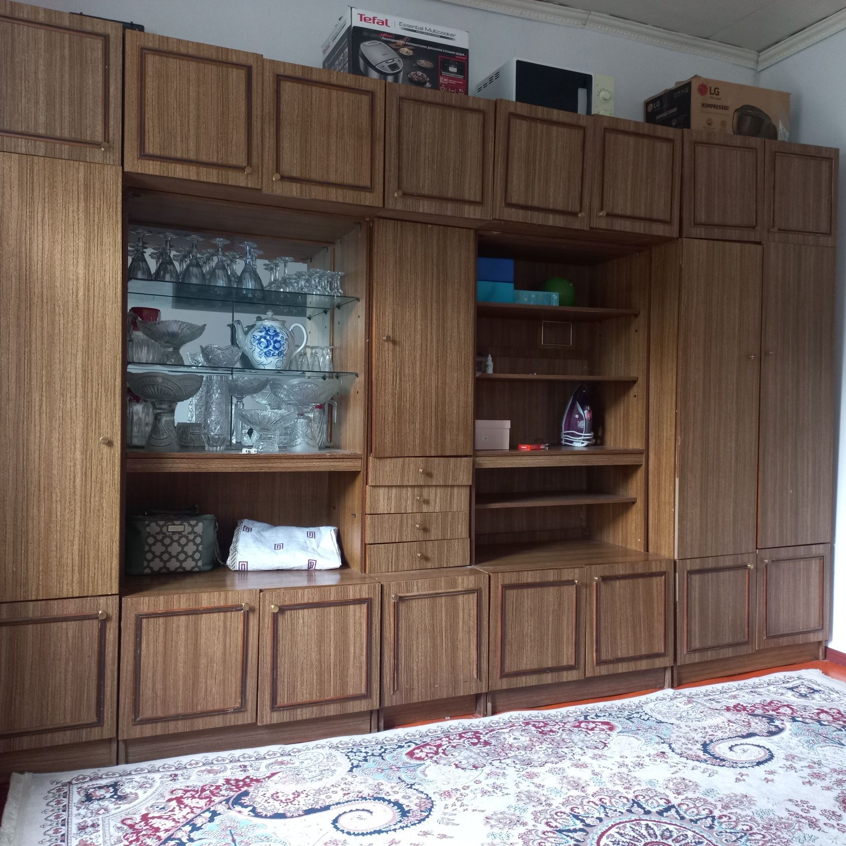 Продаётся стенка, очень качественная, 10 секции