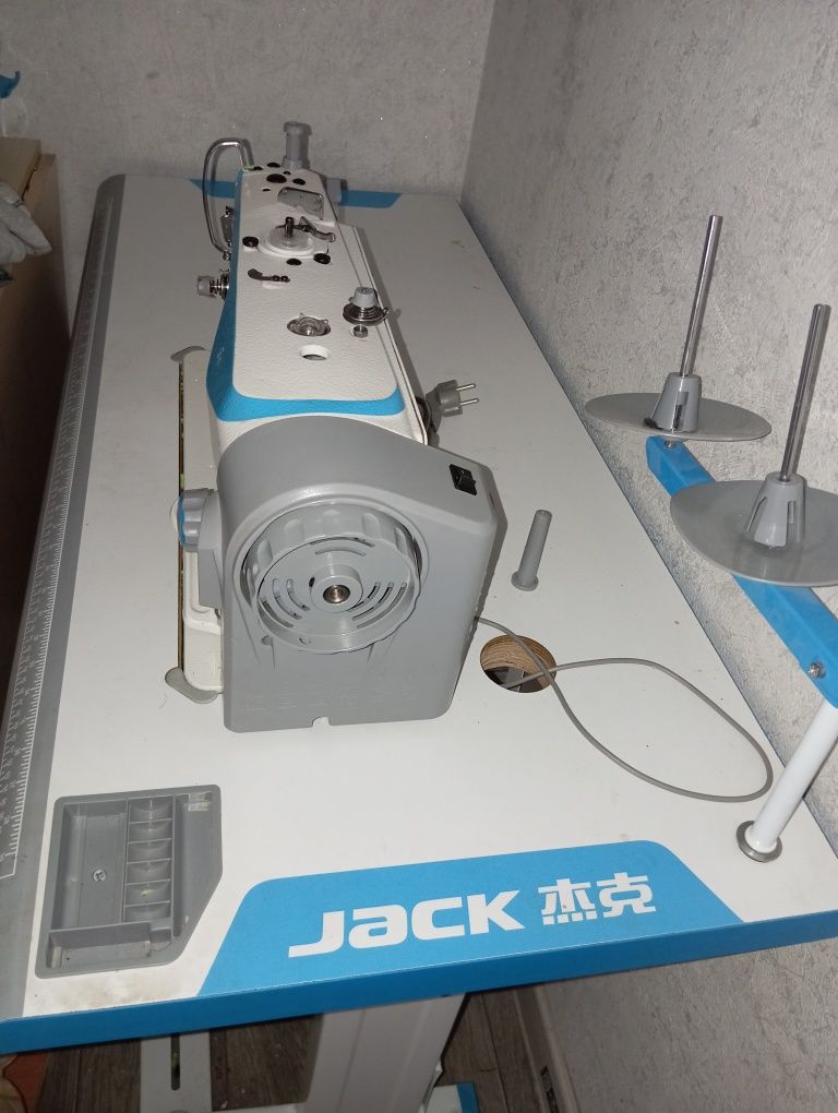 Продам швейную машинку jack f4