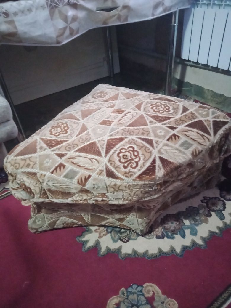 Продам диван( раскладной) , 2 кресла и угловой пуфик.