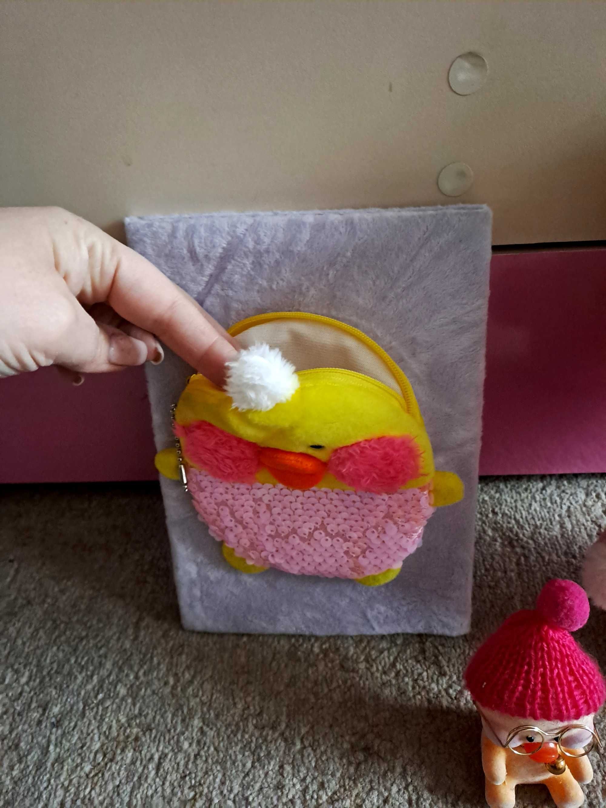 Мягкая игрушка и блокнот