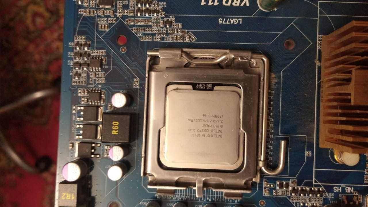 Материнская плата GIGABYTE с процессором и ОЗУ
