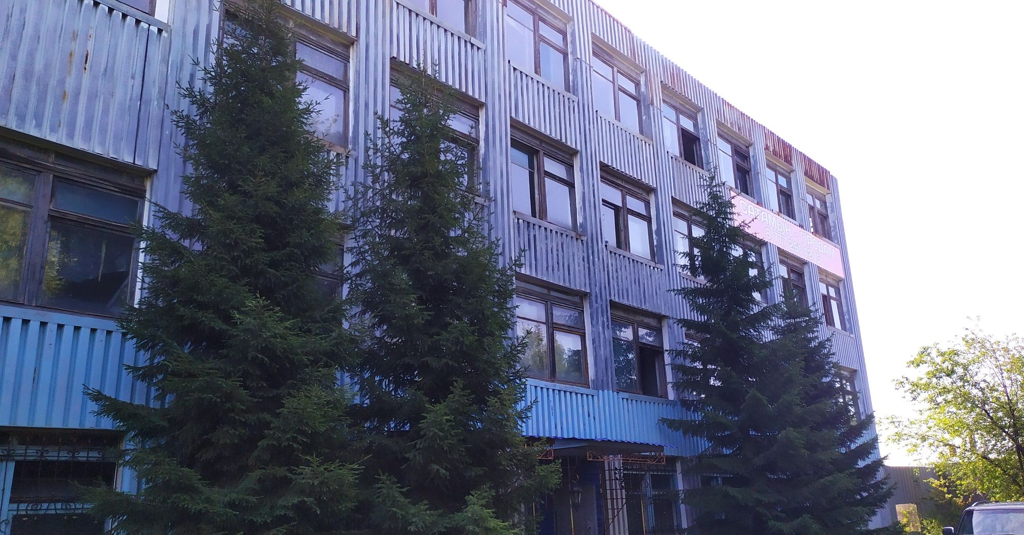 Продам 4 этажное здание с территорией