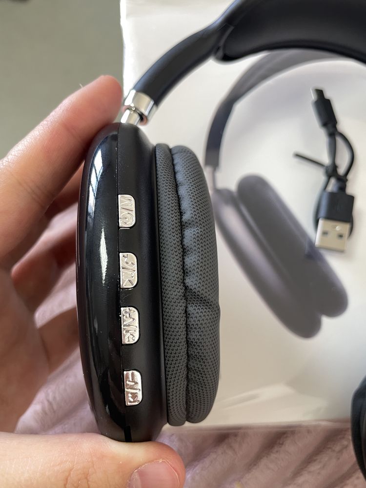Наушники черные. Работают через Bluetooth