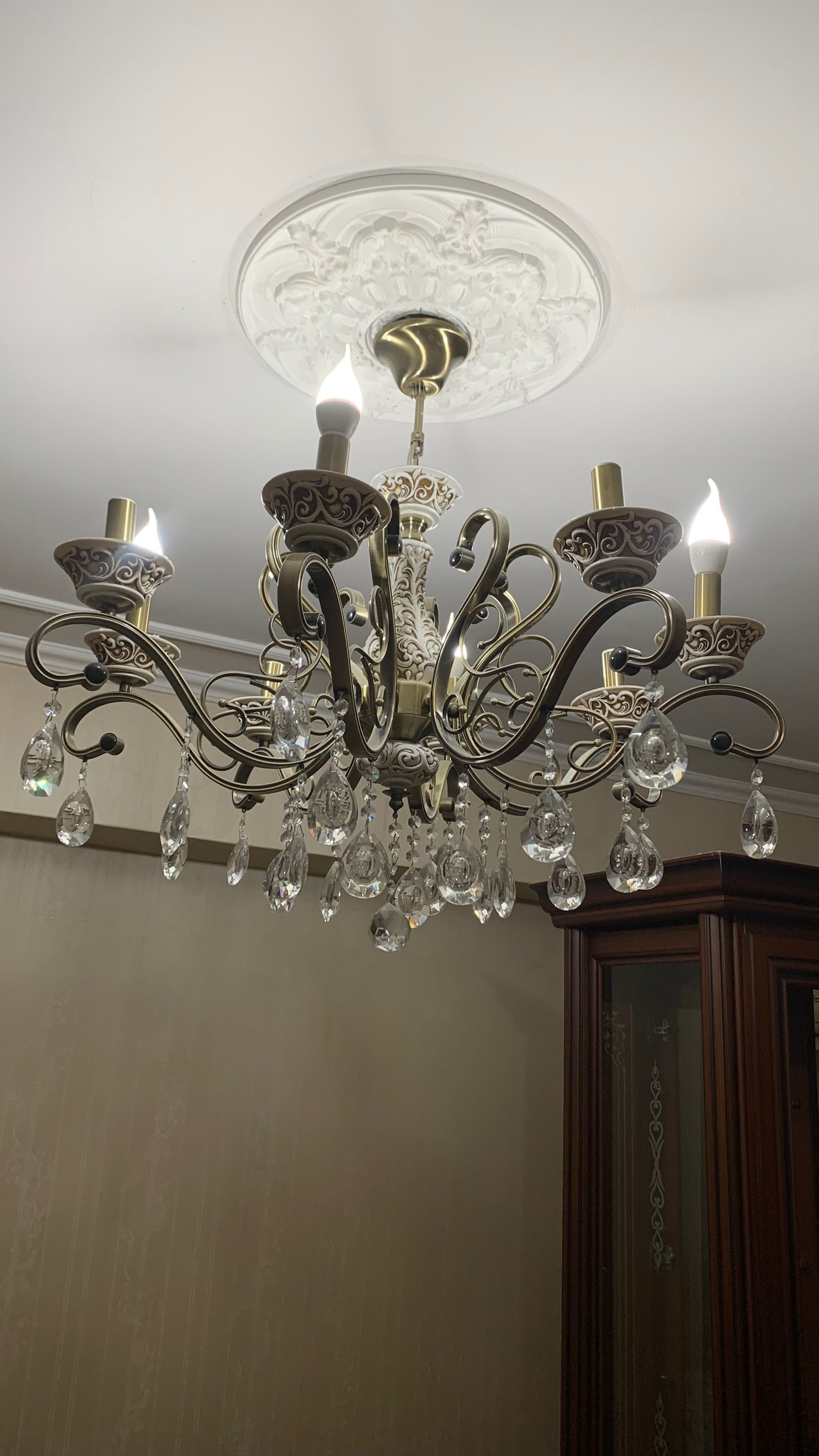Продам 8- рожковую люстру