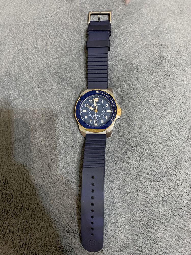 Часы Victorinox Journey 1884