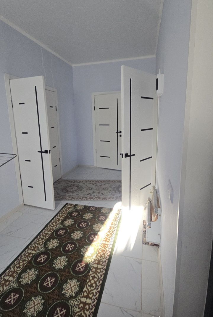 7 бөлмелі үлкен,жарық,кең үй сатылады.