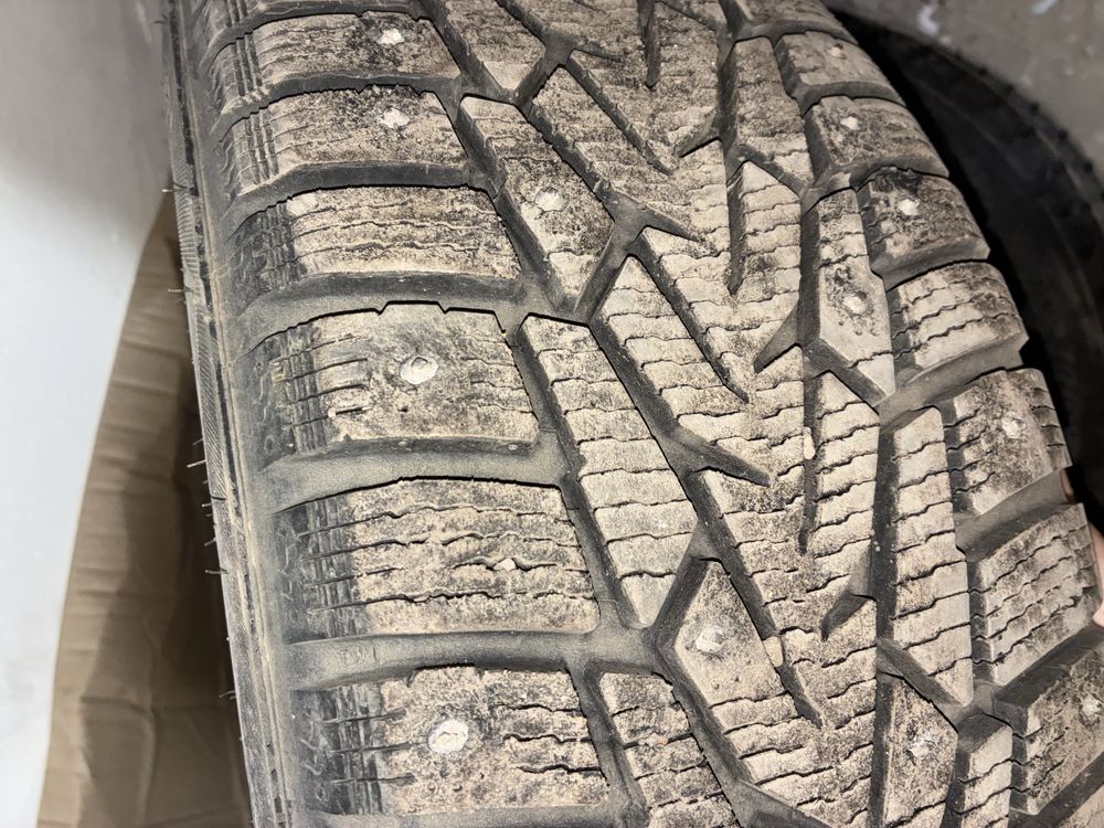 Новый Комплект шипованных шин с дисками 215/60/17 Nokian