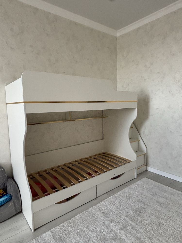 Продам 2х ярусную кровать со шкафчиком