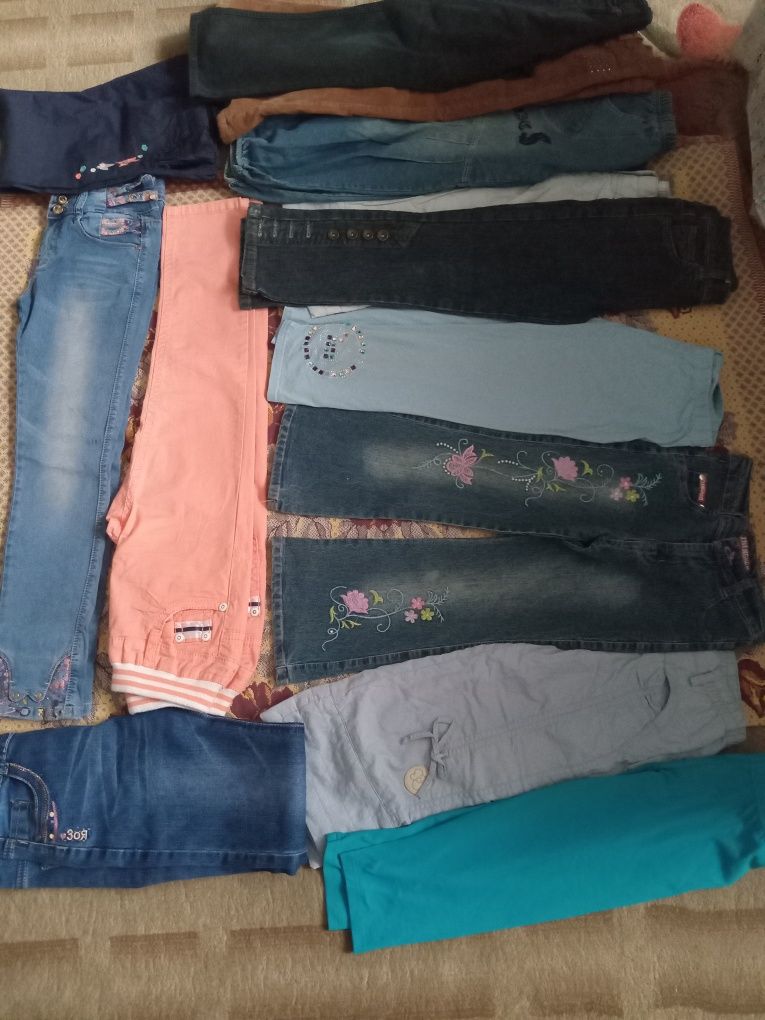 Продам на 4-14 лет котоновые джинсы,брючки,лосины,шорты, капри и др.