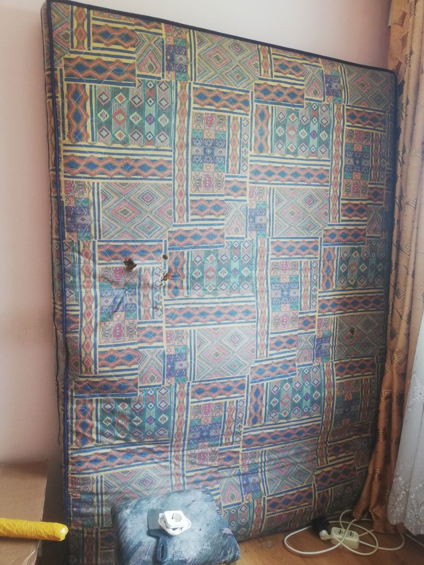 Отдам даром пружинный матрас