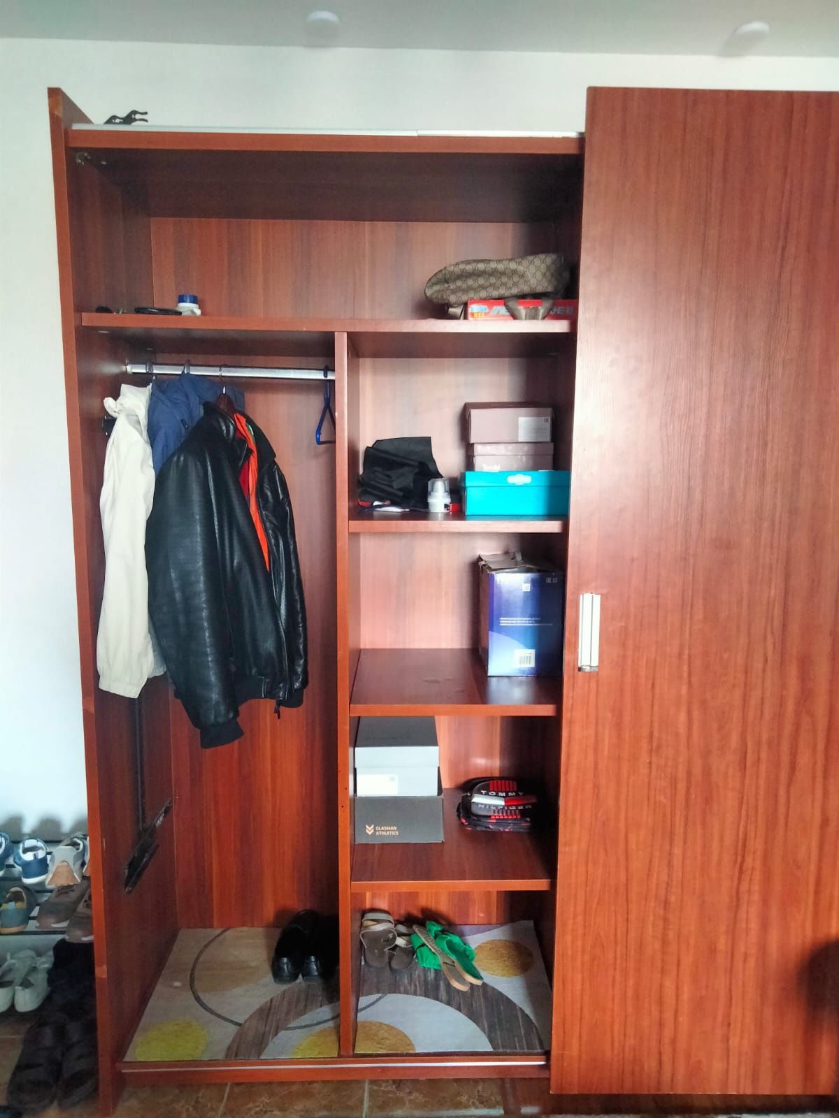 Большой шкаф для одежды,можно для прихожей