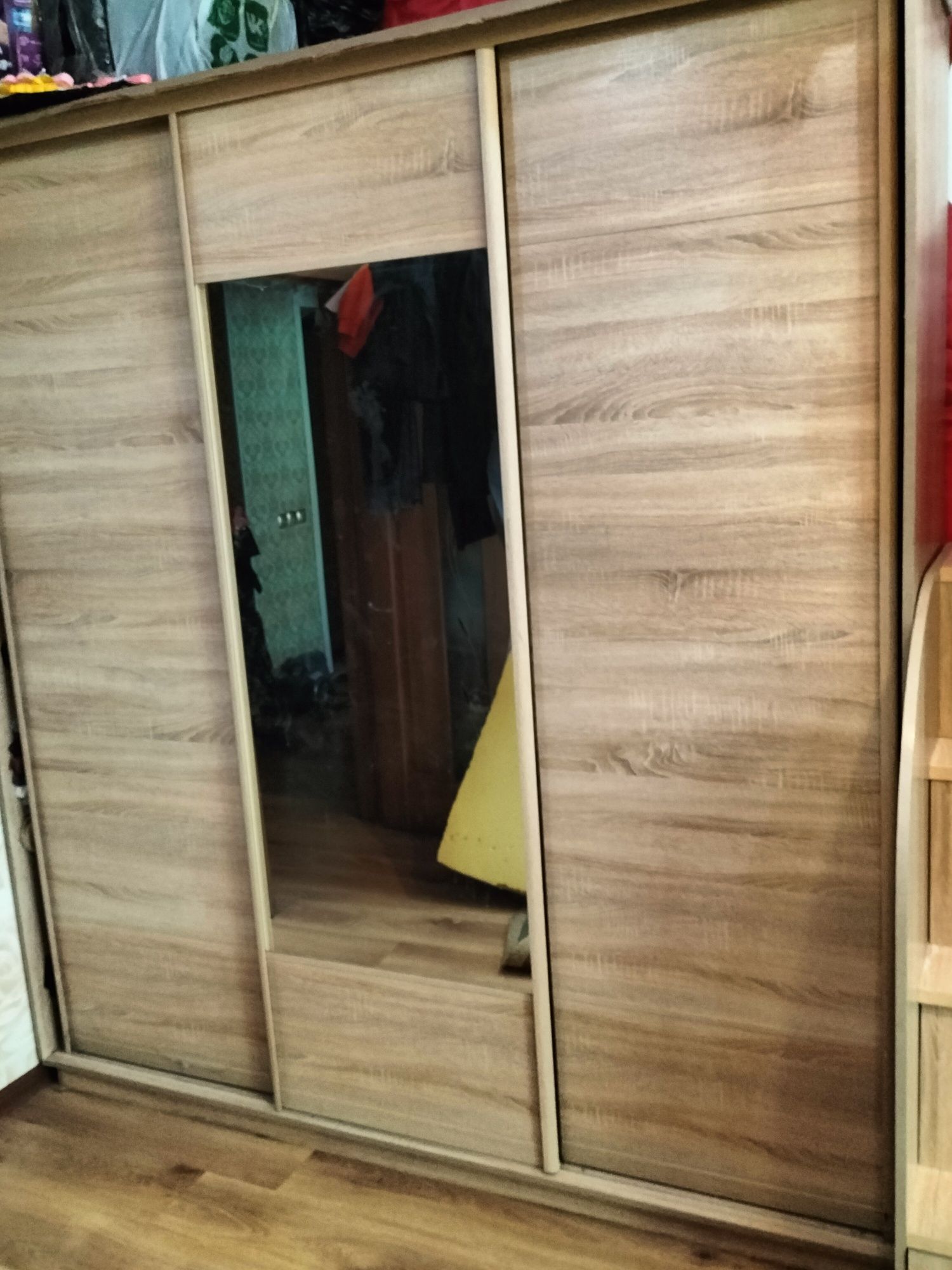 Продам 3-дверный купейный шкаф с зеркалом 2-шт.