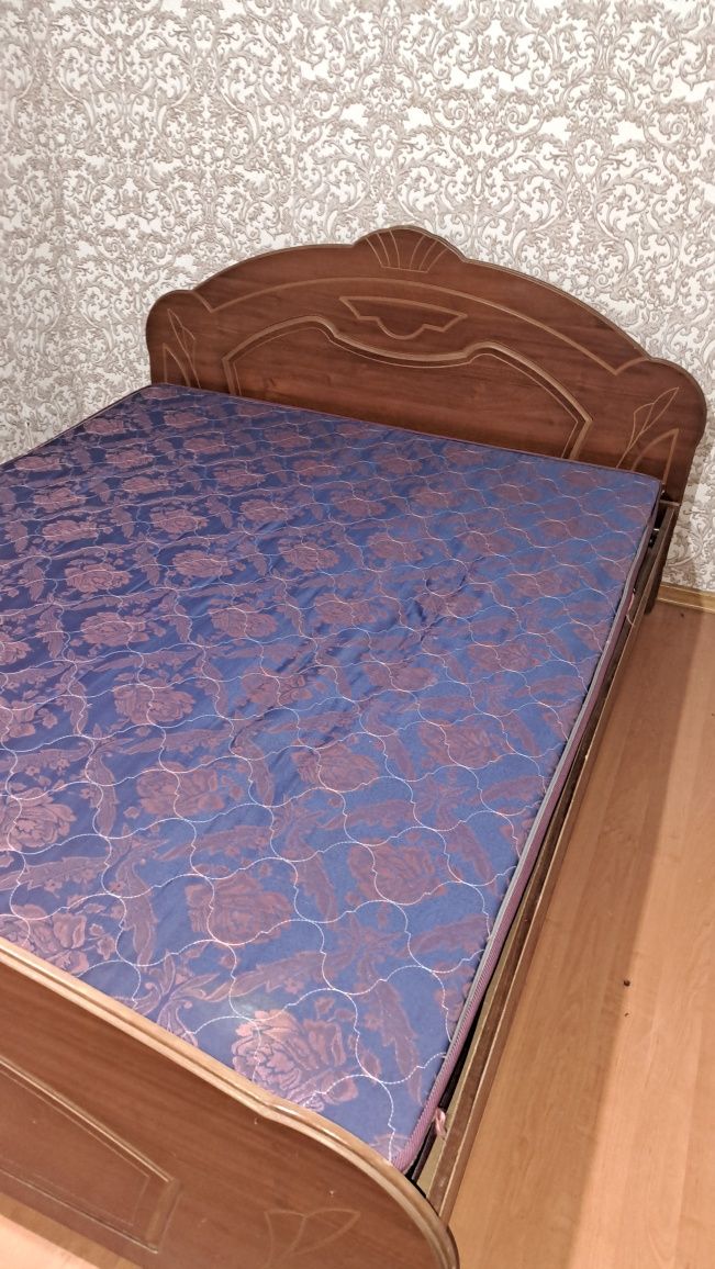 Шкаф,шифоньер и двуспальная кровать, большой стол и кровать