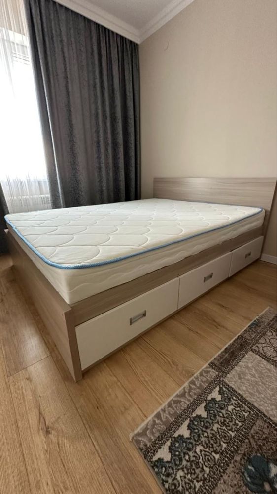 Кровать с матрасом