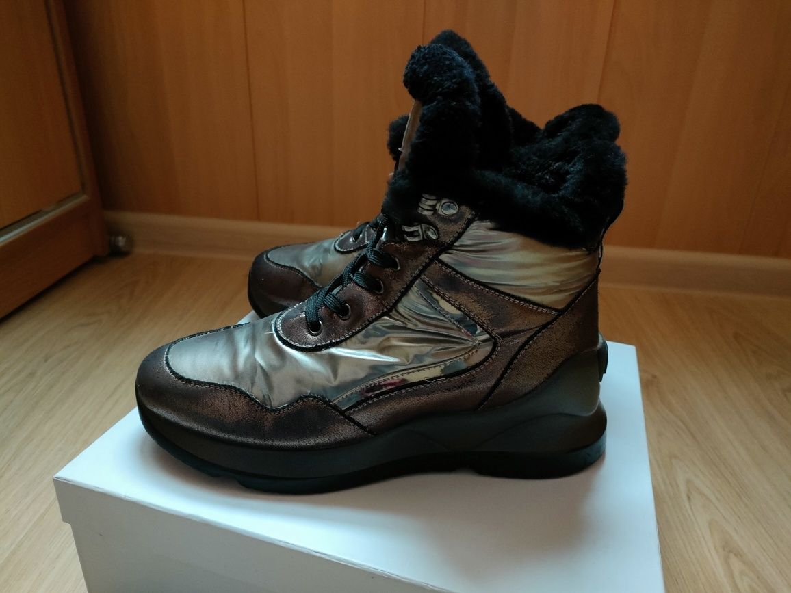 Продам зимние ботинки дутики