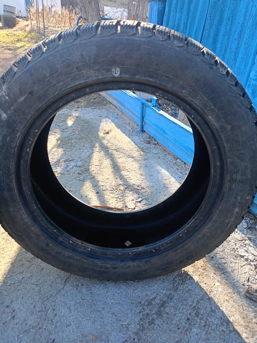 Шины зимние шипованые в хорошем состоянии 225/55R17