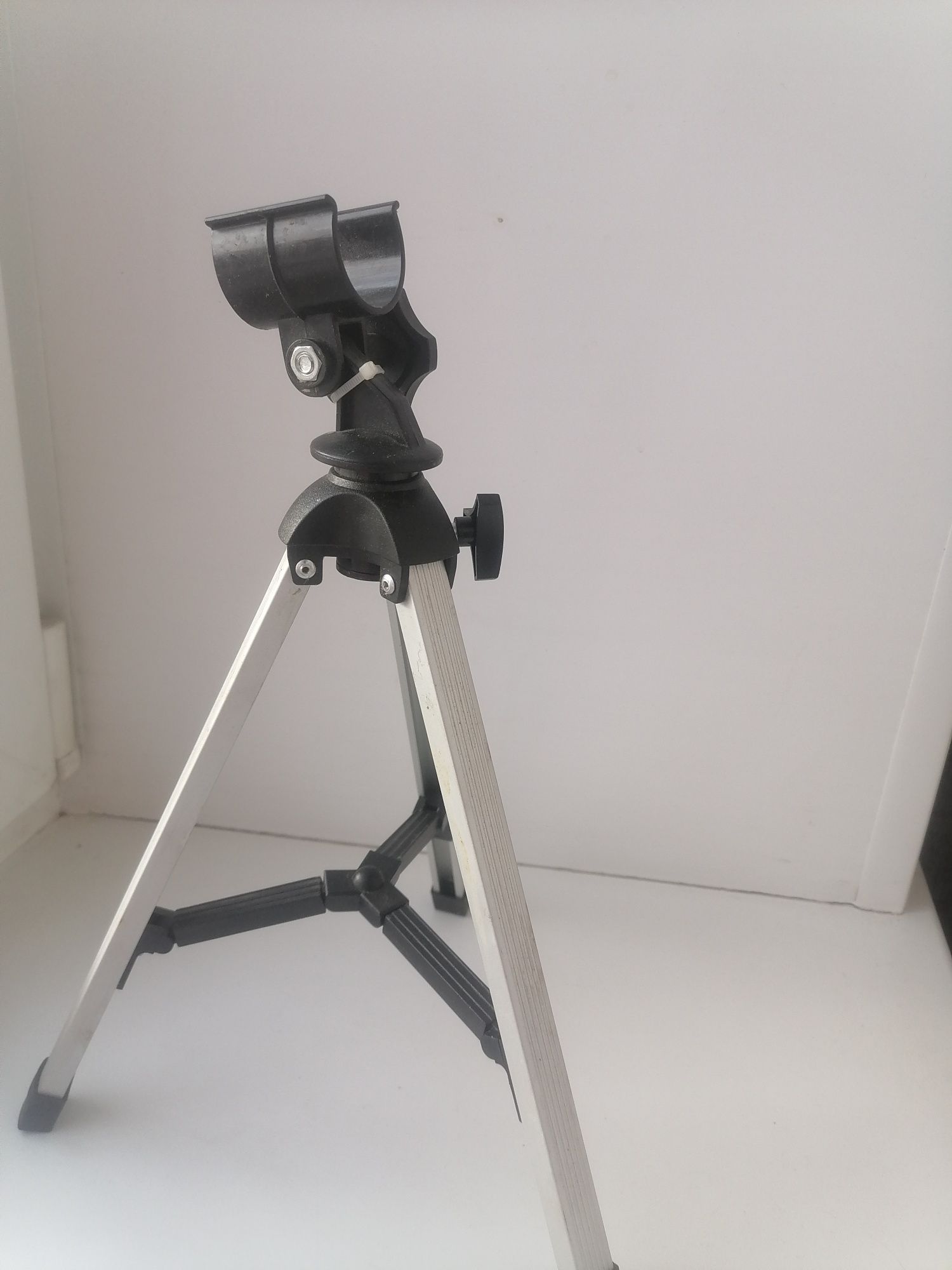 Продам штативы для телефона и камеры.