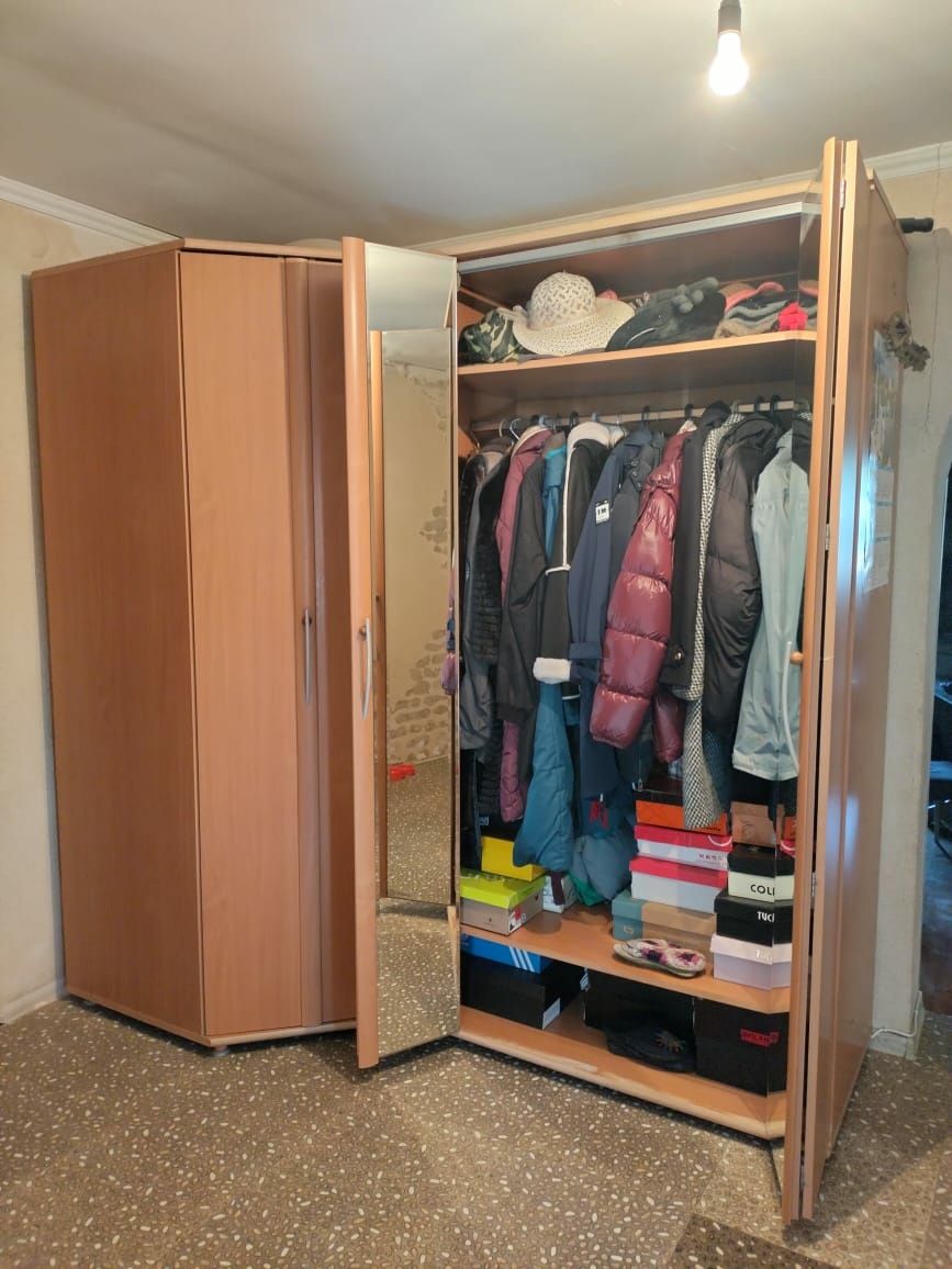 Шкаф угловой для прихожей двухсекционный с зеркалом