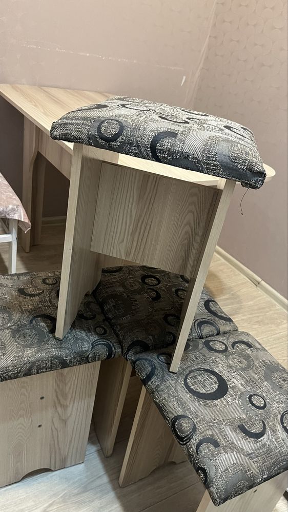 Продам стол с 4 стульями