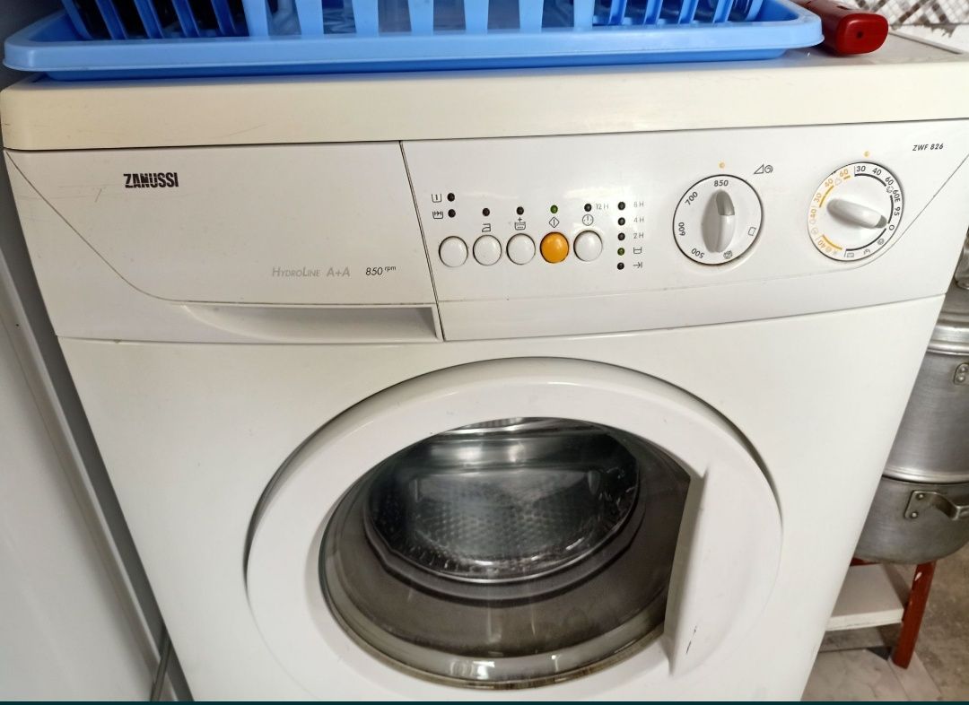 Стиральная машина "ZANUSSI" на 5 кг. в отличном состоянии .