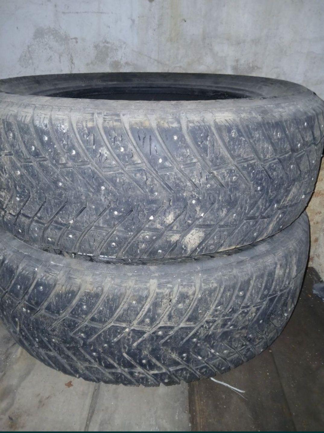 Продам 2 баллона зимне резины Yokohama