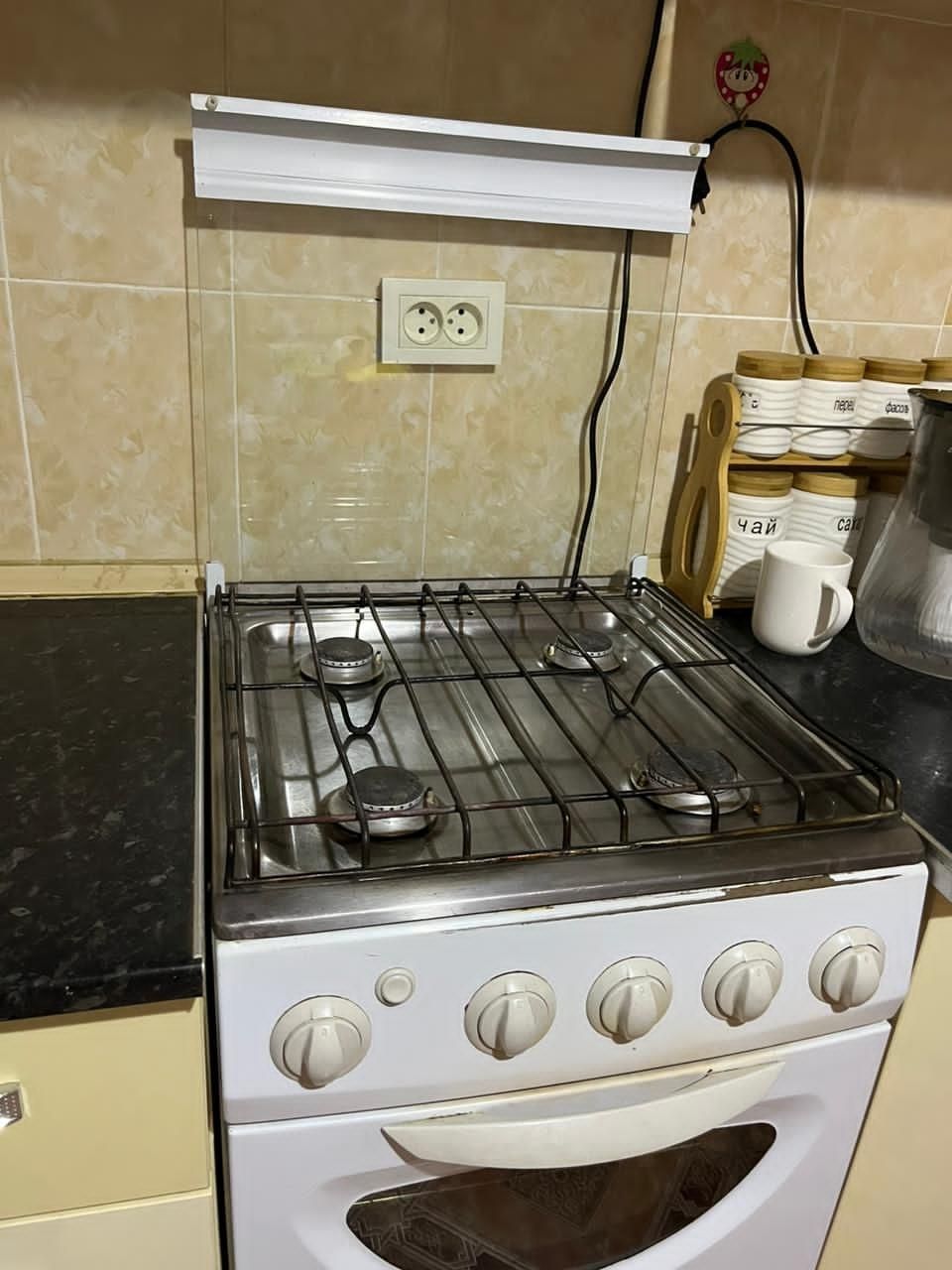 Ковёр, газ плита, диван, кресло