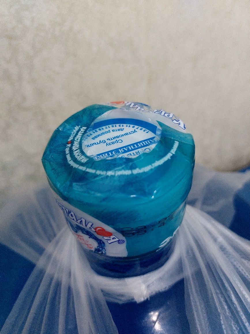 Продаю вода хрустальная с бутылками