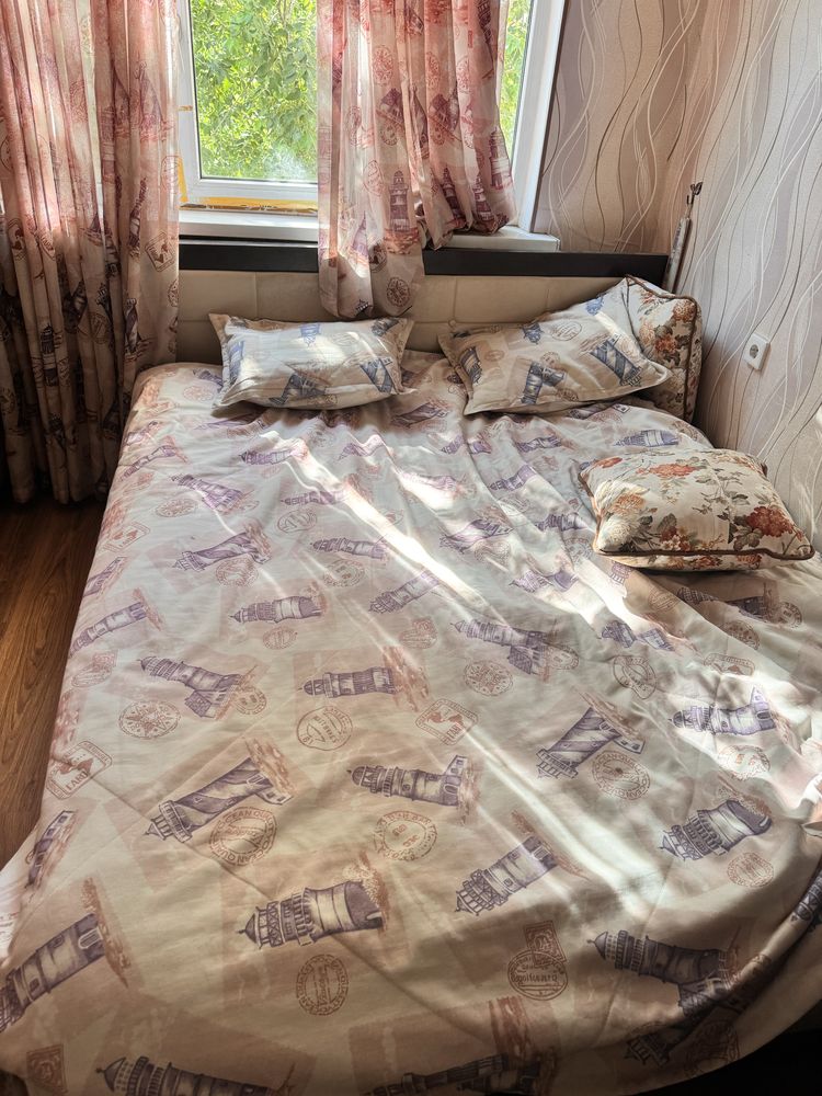 Продается мебель для спальной комнаты , матрас все еще в клеенке.