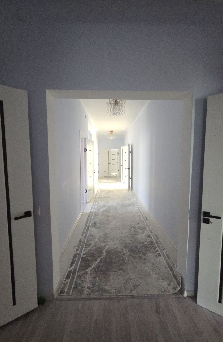 7 бөлмелі үлкен,жарық,кең үй сатылады.