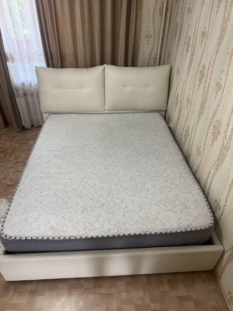 Продам спальный гарнитур