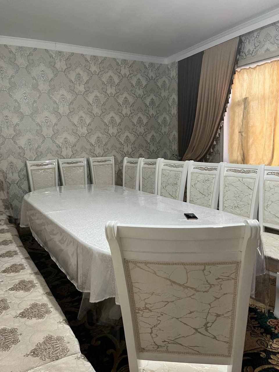 Стол и стул сатылады.