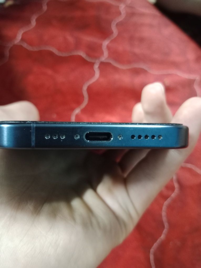 iPhone 15 pro почти новый