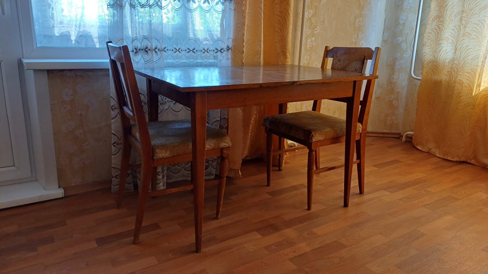 Привезем покупателю! Стол б/у раскладывается в обе стороны, полированн