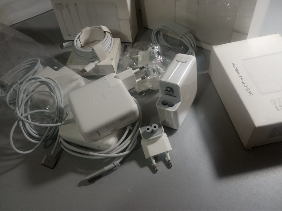 для MACBOOK - зарядка блок питания .