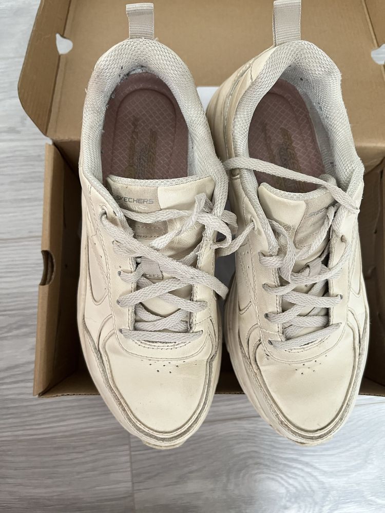 срочно продам кроссовки Skechers 36 размер