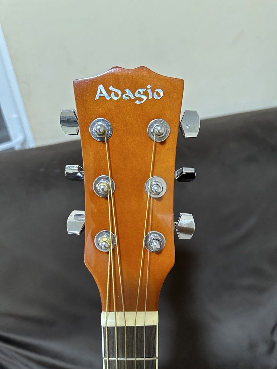 Срочно срочно! Продается акустическая гитара Adagio