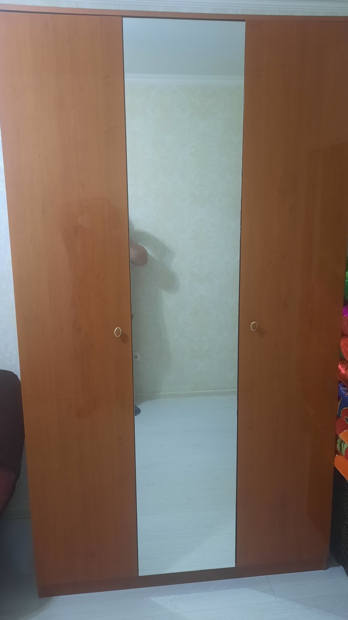 Продам диван с двумя креслами и шкаф