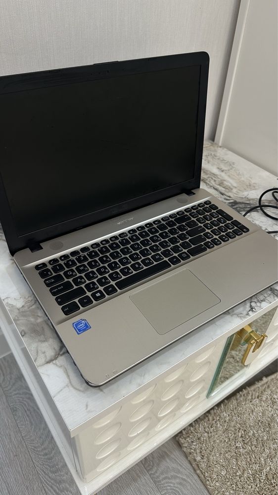 Ноутбук Asus в черном цвете
